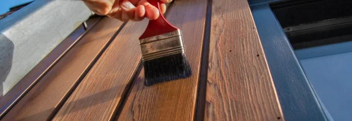 Holzfassade mit Pinsel streichen